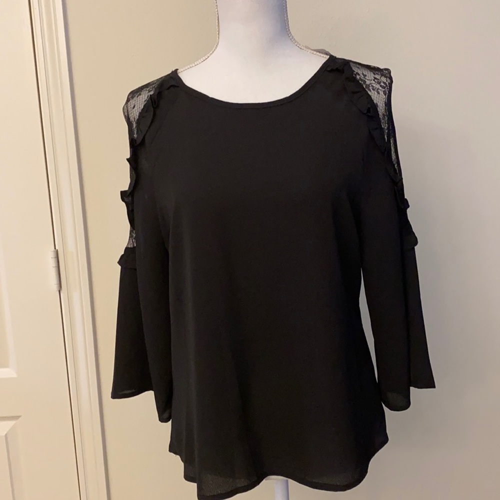 A’Gaci black lace blouse on the shoulder
